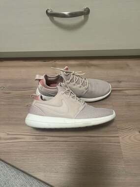 Nike Roshe Two SE Women's Sneakers in Pale Pink/Oatmeal Sz 9.5